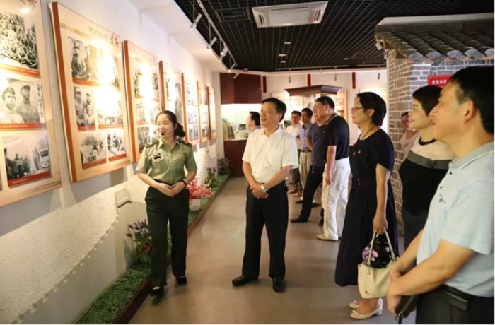 区人大机关党员干部参观黄镇纪念馆,开展"讲严立"专题